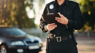 Oficer Policji z Malborka ratuje dzień, pomagając 4-letniej dziewczynce zagubionej na sopockiej plaży