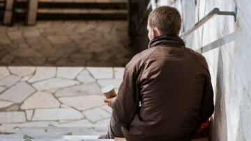 Kilkudziesięciu bezdomnym serwowano niedzielny obiad w sopockiej Jadłodajni Caritas AG