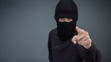 Spektakularna kradzież w gdańskim salonie jubilerskim – złodziej wszedł przez dach