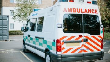Napad na ratownika medycznego w Sopocie: Agresywny 72-latek z Gdyni zaatakował działające służby