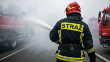 Błyskawiczna akcja policji i straży pożarnej ratuje kobiety podczas pożaru piecyka gazowego