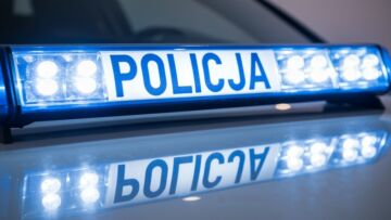 Sopoccy policjanci aresztowali trzech mężczyzn za kradzież portfela seniora i nadużycie karty płatniczej