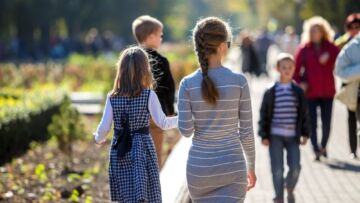 Dzieci z Biblioteki Sopockiej tworzą wyjątkowe prezenty dla mam na Dzień Mamy
