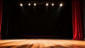 Emocjonalna podróż w monodramie „Reniferek” w Teatrze Niedużym