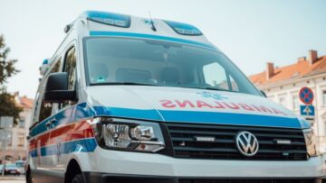 Morska współpraca policji i straży pożarnej w Zatokę Gdańskiej: ratownictwo i pościg za piłką