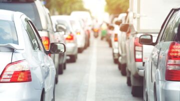 Kierowca autokaru zlekceważył oznaczenia i zatamował ruch w sopocie