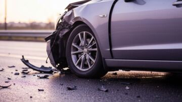 3-latek wypadł z wózka rowerowego na pasach