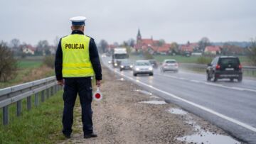 40-latek jechał mimo zakazu. W aucie miał broń