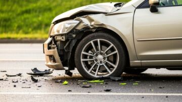 Janowo–Owidz: 18-latek rozbił Audi o drzewo
